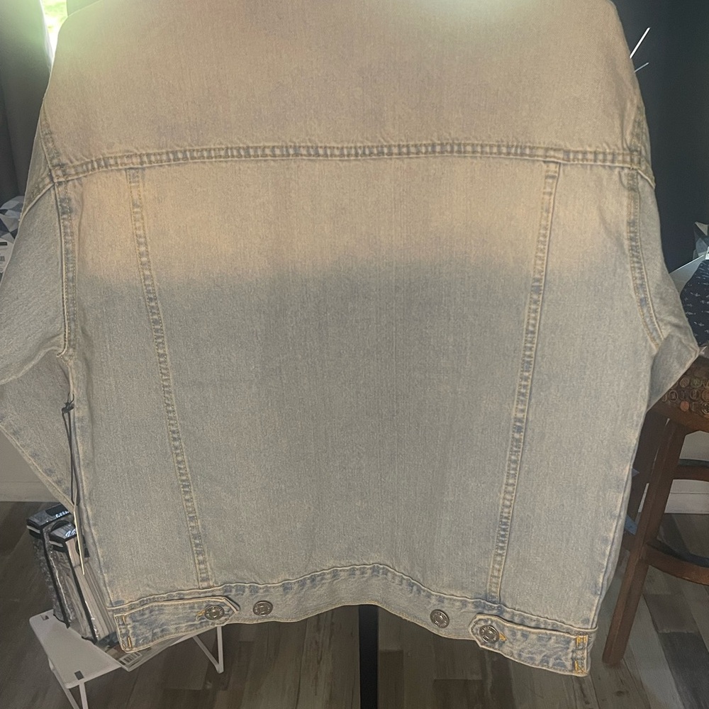 Forever 21 Light Wash Denim Trucker Jean Jacket. NWT. - Picture 9 of 11